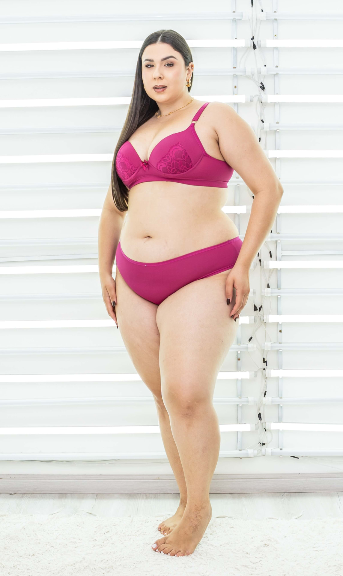 Modelo plus size com conjunto de lingerie pink