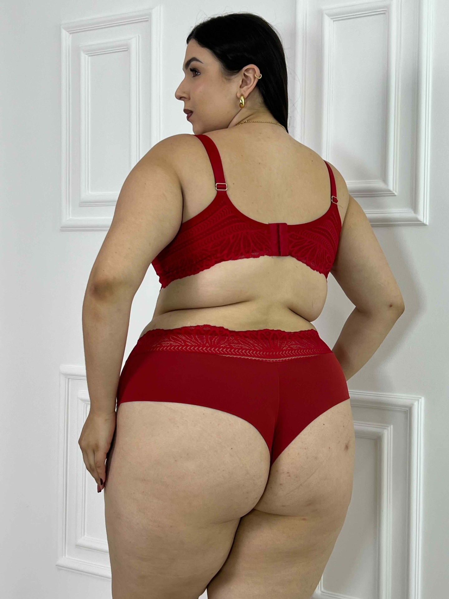Modelo plus size com conjunto vermelho de costas