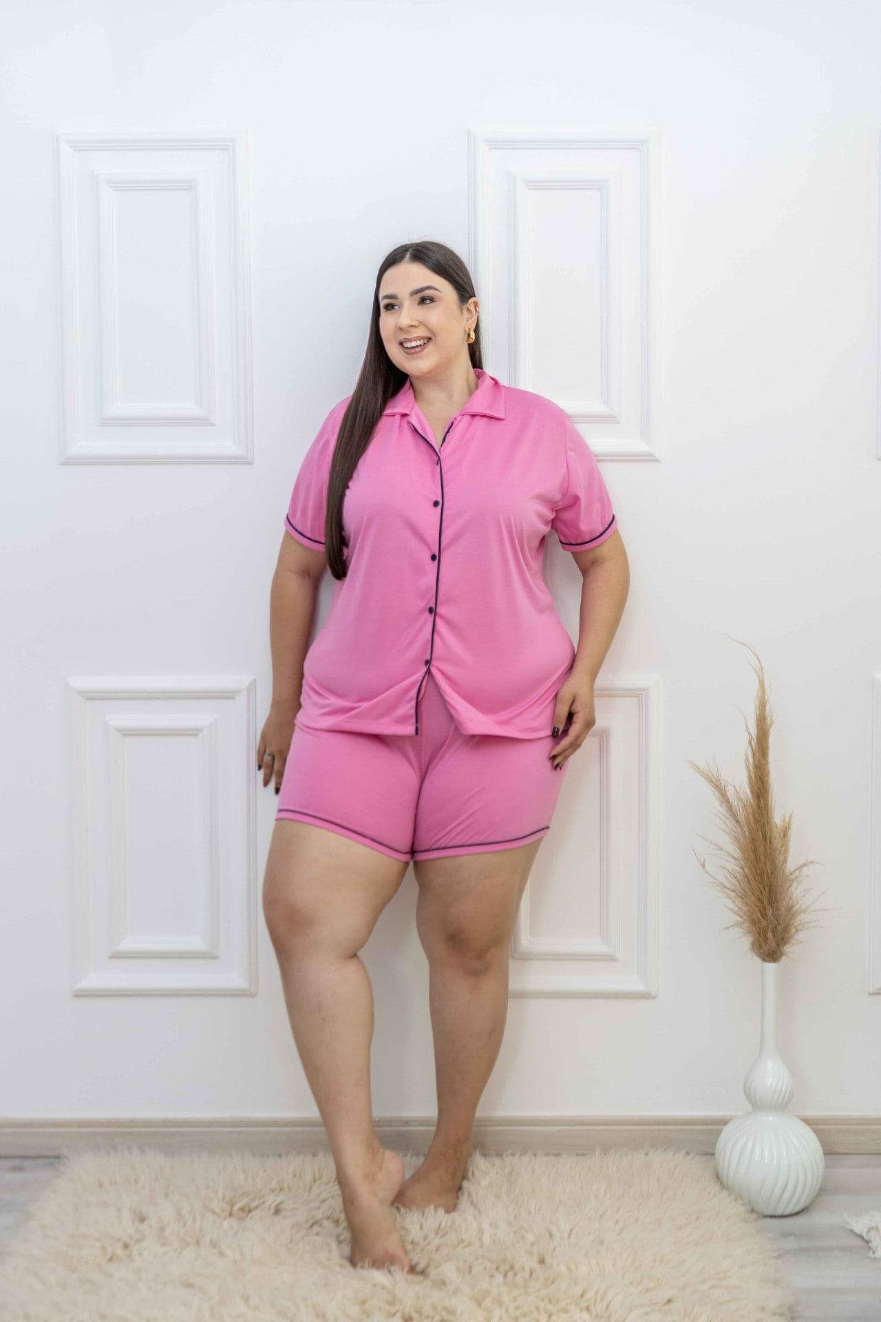 Modelo plus size com pijama rosa da Íntima4U